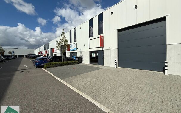 Op een toplocatie in Kontich bieden wij een instapklaar bedrijfsgebouw aan, bestaande uit 252 m² magazijnruimte en 72 m² kantoor (36 m² gelijkvloers met 2 toiletten, incl. toilet voor mindervaliden, en 36 m² op de verdieping).

Het kantoor is stijlvol