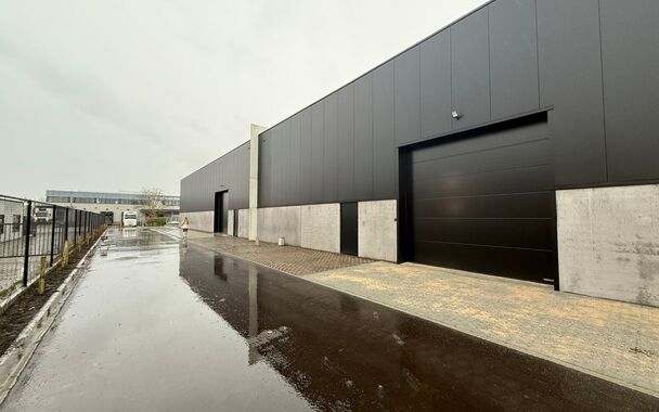 264m² loods met 1 parkeerplaats te huur in Kontich, gelegen in bedrijvenpark Heiveldekens, binnen de gouden driehoek (Antwerpen, Brussel en Gent). 
Vlotte bereikbaarheid, dichtbij de E19 en met een goede ontsluiting via de A12 en de R0 (ring rond Brussel