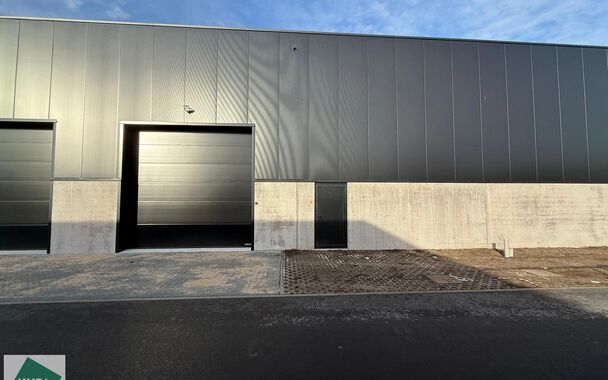 208m&sup2; loods met 1 parkeerplaats te huur in Kontich, gelegen in bedrijvenpark Heiveldekens, binnen de gouden driehoek (Antwerpen, Brussel en Gent). 
Vlotte bereikbaarheid, dichtbij de E19 en met een goede ontsluiting via de A12 en de R0 (ring rond Brussel