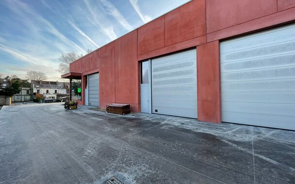 Loods A04 van 219m² met 2 ppl te huur op de oude industriesite (Tapijtenweverij Belgian Industrial Carpets) in de wijk Walle ten zuiden van de historische binnenstad van Kortrijk. 
Deze site is uitstekend gelegen, zijnde op 300m van de Doorniksesteenweg 