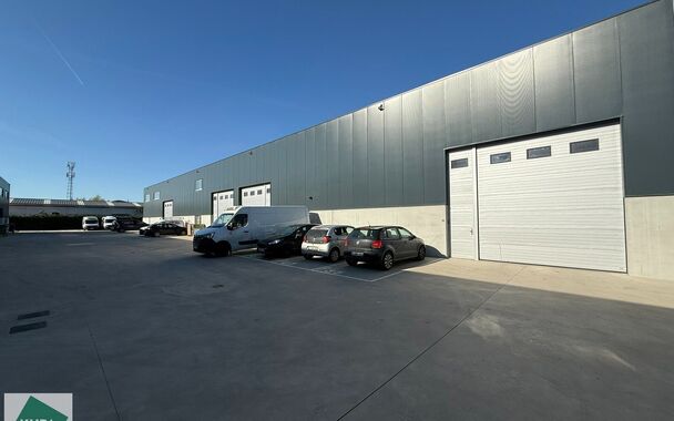 Zeer goed gelegen magazijn te huur (KMO unit) van 262m&sup2; met 1 parkeerplaats, gelegen op een uitstekende locatie te Lede.  Het magazijn kan gebruikt worden als opslagruimte en/of atelierruimte. De ge&iuml;soleerd loods is opgebouwd uit een staalstructuur met 