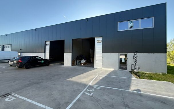 Zeer goed gelegen magazijn te huur (KMO unit) van 550 m&sup2; (twee aaneensluitende units met een doorgang ertussen), met mezzanine van 140 m&sup2; en 3 parkeerplaatsen, gelegen op een uitstekende locatie te Lede.
Het magazijn kan gebruikt worden als opslagruimte