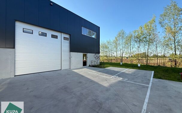 Zeer goed gelegen magazijn te huur (KMO unit) van 288m&sup2; met mezzanine van 140m&sup2; en 2 parkings, gelegen op een uitstekende locatie te Lede.  Het magazijn kan gebruikt worden als opslagruimte en/of atelierruimte. De ge&iuml;soleerd loods is opgebouwd uit een 