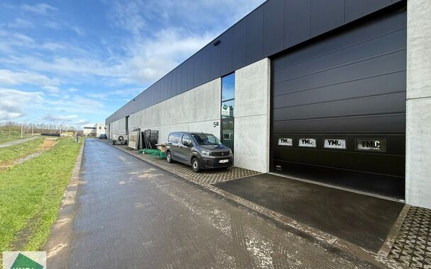 KMO unit van 265m&sup2; met 2 parkeerplaatsen te huur gelegen in de &ldquo;Lokeren Biznispark&rdquo;- industriepark E17/4.
Ligging: Vlotte bereikbaarheid op slechts 3 km van de afrit E17 Lokeren gelegen tussen Gent en Antwerpen naast  de nieuwe site van Barry Calleba