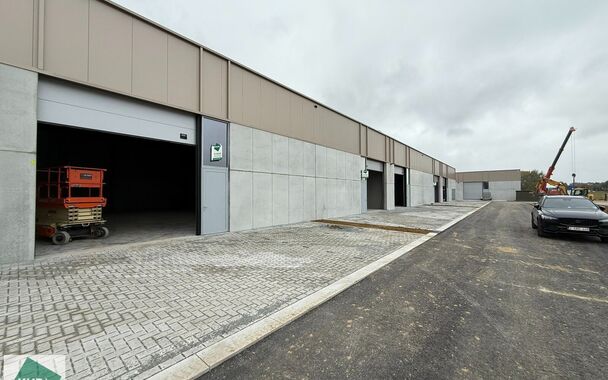 In het nieuwe bedrijvenpark “Thea” biedt KUPA IMMO nieuwe magazijnen te huur aan.
De Careelstraat ligt in het zuiden van Tielt, in een zone die vooral gericht is op KMO’s, logistiek en ambachtelijke bedrijven. De site bevindt zich op slechts 2 à 3 