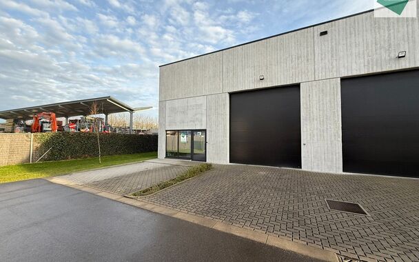 Dit magazijn van 187 m&sup2; met twee privatieve staanplaatsen is gelegen in het bedrijvencomplex Bilkhage te Waregem en geniet van een uitstekende bereikbaarheid nabij de expresweg, N43, R35 en E17. Dankzij deze strategische ligging vormt het pand een ideale
