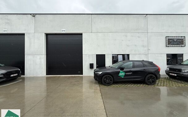 Deze KMO-unit geniet van een zeer goede ligging nabij de N43. Het magazijn heeft een oppervlakte van 312 m&sup2; en beschikt over 2 parkeerplaatsen voor de deur.
De unit is geschikt als opslagruimte en/of atelierruimte en biedt een praktische indeling voor di