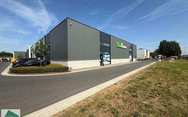 Bent u op zoek naar een functionele bedrijfsruimte met een combinatie van magazijn en kantoor op een strategische locatie? Dan is deze unit op bedrijvenpark Wielexco te Wielsbeke een interessante opportuniteit.
De bedrijfsruimte omvat 144 m&sup2; magazijnruim