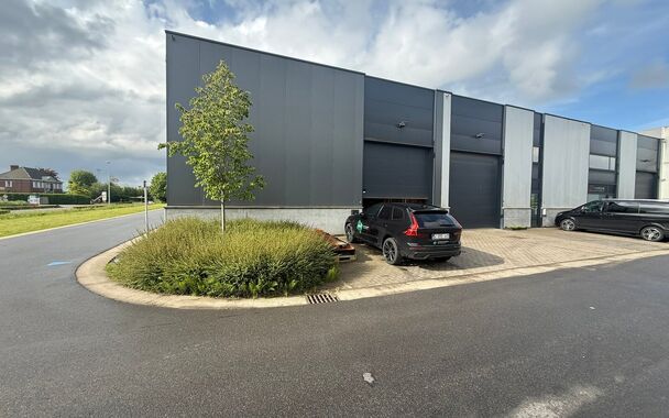Bent u op zoek naar een functionele bedrijfsruimte met een combinatie van magazijn en kantoor op een strategische locatie? Dan is deze combinatie van 2 aangrenzende units in het bedrijvenpark Wielexco te Wielsbeke een interessante opportuniteit.
De bedrij