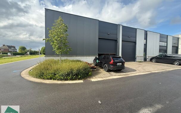 Bent u op zoek naar een functionele bedrijfsruimte met een combinatie van magazijn en kantoor op een strategische locatie? Dan is deze combinatie van 2 aangrenzende units in het bedrijvenpark Wielexco te Wielsbeke een interessante opportuniteit.
De bedrij