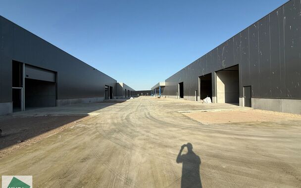 Langs de Pathoekeweg in Brugge verrijst binnenkort het KMO Park PORTIS, dit op de voormalige Philipssite. Met 49 afgewerkte KMO-Units, variërend van 199m² tot 1183m², verdeeld over nieuwbouw en vernieuwbouw bedrijfsgebouwen, biedt Portis een moderne en