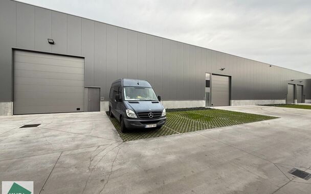 Langs de Pathoekeweg in Brugge verrijst binnenkort het KMO Park PORTIS, dit op de voormalige Philipssite. Met 49 afgewerkte KMO-Units, variërend van 210m² tot 823m², verdeeld over nieuwbouw en vernieuwbouw bedrijfsgebouwen, biedt Portis een moderne en 