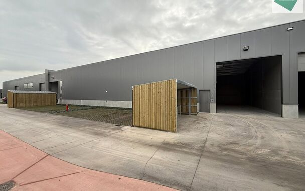 Langs de Pathoekeweg in Brugge verrijst binnenkort het KMO Park PORTIS, dit op de voormalige Philipssite. Met 49 afgewerkte KMO-Units, variërend van 210m² tot 823m², verdeeld over nieuwbouw en vernieuwbouw bedrijfsgebouwen, biedt Portis een moderne en 