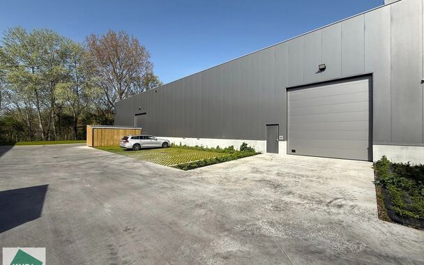 Langs de Pathoekeweg in Brugge verrijst binnenkort het KMO Park PORTIS, dit op de voormalige Philipssite. Met 49 afgewerkte KMO-Units, vari&euml;rend van 199m&sup2; tot 1183m&sup2;, verdeeld over nieuwbouw en vernieuwbouw bedrijfsgebouwen, biedt Portis een moderne en