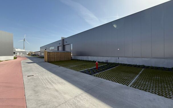 Langs de Pathoekeweg in Brugge verrijst binnenkort het KMO Park PORTIS, dit op de voormalige Philipssite. Met 49 afgewerkte KMO-Units, vari&euml;rend van 199m&sup2; tot 1183m&sup2;, verdeeld over nieuwbouw en vernieuwbouw bedrijfsgebouwen, biedt Portis een moderne en