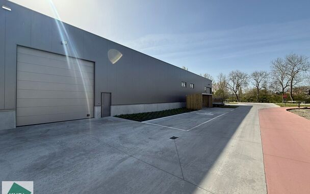 Langs de Pathoekeweg in Brugge verrijst binnenkort het KMO Park PORTIS, dit op de voormalige Philipssite. Met 49 afgewerkte KMO-Units, vari&euml;rend van 199m&sup2; tot 1183m&sup2;, verdeeld over nieuwbouw en vernieuwbouw bedrijfsgebouwen, biedt Portis een moderne en