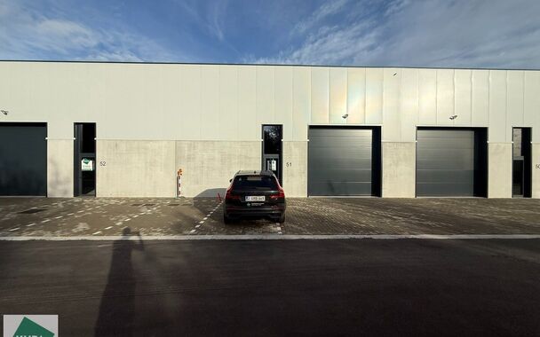 216m&sup2; magazijn te koop met 2 parkeerplaatsen (verplicht bij te kopen) op strategisch ligging ten zuiden van Brussel/Halle en ten noorden van Saintes/Tubize, met uitstekende bereikbaarheid via de E429 en de Ring van Brussel.

De loods heeft een vrije hoog