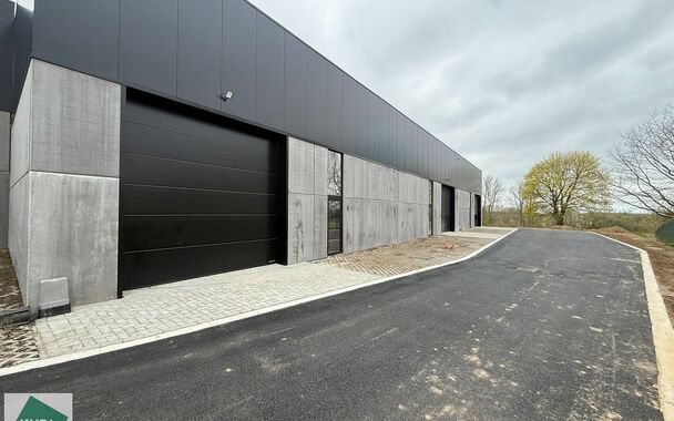 Nieuwbouw magazijn te koop vanaf 186m&sup2; tot 323m&sup2; in bedrijvenpark te Herzele. 
Deze KMO-unit is strategisch gelegen langs de Hoogstraat in Herzele, een vlot bereikbare locatie voor zowel lokale ondernemers als bedrijven die actief zijn in de ruimere reg