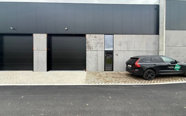 Nieuwbouw magazijn te koop vanaf 186m&sup2; tot 323m&sup2; in bedrijvenpark te Herzele. 
Deze KMO-unit is strategisch gelegen langs de Hoogstraat in Herzele, een vlot bereikbare locatie voor zowel lokale ondernemers als bedrijven die actief zijn in de ruimere reg