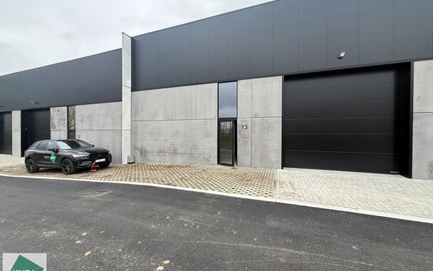 Nieuwbouw magazijn te koop vanaf 186m&sup2; tot 323m&sup2; in bedrijvenpark te Herzele. 
Deze KMO-unit is strategisch gelegen langs de Hoogstraat in Herzele, een vlot bereikbare locatie voor zowel lokale ondernemers als bedrijven die actief zijn in de ruimere reg