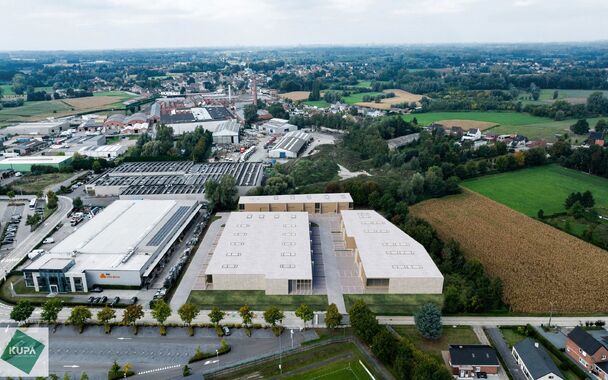 Het nieuw te bouwen bedrijvenpark STEEN in Laarne biedt 15 KMO-units te koop aan, met oppervlaktes van 210 m&sup2; tot 360m&sup2;. Units kunnen bovendien samengevoegd worden tot grotere bedrijfsruimtes, ideaal voor groeiende ondernemingen. 
Het KMO-park ligt cent