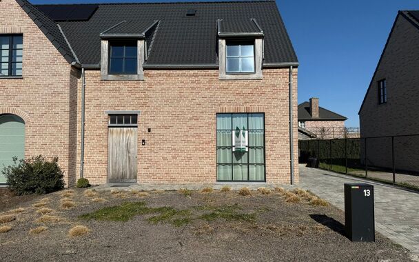Deze recente halfopen woning is gelegen in een doodlopende straat in Oeselgem. Dankzij de kwalitatieve materialen, moderne afwerking en praktische indeling biedt deze woning een aangenaam wooncomfort.

Bij het binnenkomen kom je in de inkomhal met gastent