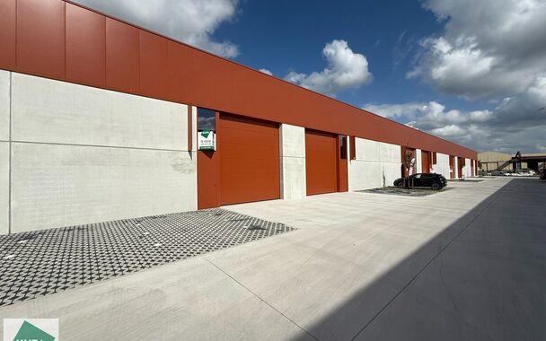 Nieuwbouw magazijn met 2 parkeerplaatsen te huur in Evergem.

Ligging: vlotte bereikbaarheid via de R4 naar de E17, E40 en E34.

Deze KMO-units van 210m² met 2 parkeerplaatsen. De loods wordt voorzien van een staalstructuur met betonnen of cellenbetonwan
