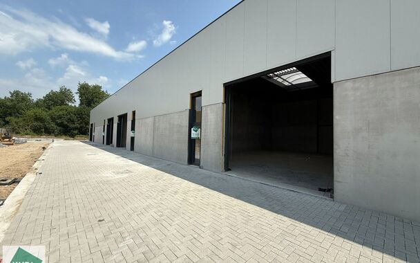 216m² magazijn te huur met 2 parkeerplaatsen op strategisch ligging ten zuiden van Brussel/Halle en ten noorden van Saintes/Tubize, met uitstekende bereikbaarheid via de E429 en de Ring van Brussel.

De loods heeft een vrije hoogte van 6 meter en is gebo