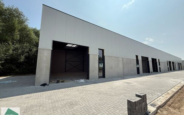 180m² magazijn te huur met 2 parkeerplaatsen op strategisch ligging ten zuiden van Brussel/Halle en ten noorden van Saintes/Tubize, met uitstekende bereikbaarheid via de E429 en de Ring van Brussel.

De loods heeft een vrije hoogte van 6 meter en is gebo