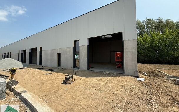 168m² magazijn te huur met 2 parkeerplaatsen op strategisch ligging ten zuiden van Brussel/Halle en ten noorden van Saintes/Tubize, met uitstekende bereikbaarheid via de E429 en de Ring van Brussel.

De loods heeft een vrije hoogte van 6 meter en is gebo
