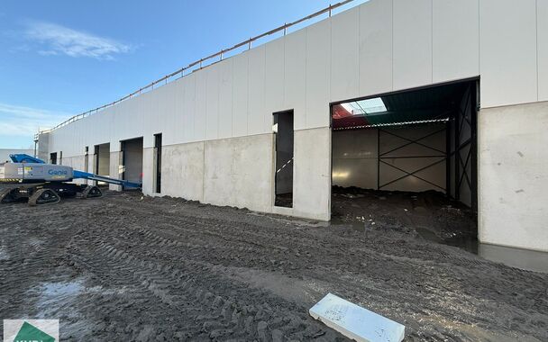 216m&sup2; magazijn te huur met 2 parkeerplaatsen op strategisch ligging ten zuiden van Brussel/Halle en ten noorden van Saintes/Tubize, met uitstekende bereikbaarheid via de E429 en de Ring van Brussel.

De loods heeft een vrije hoogte van 6 meter en is gebo