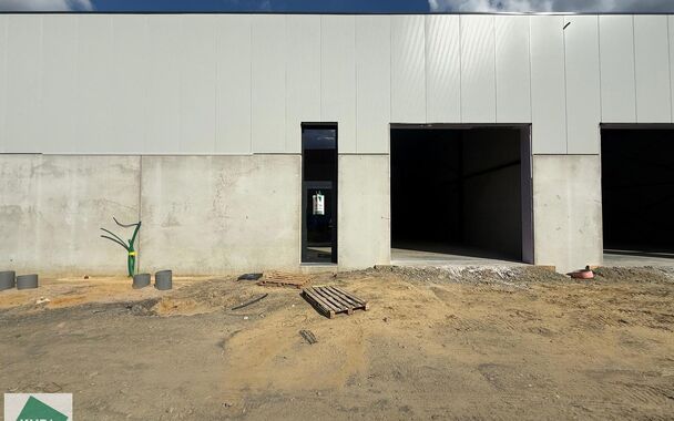 216m&sup2; magazijn te huur met 2 parkeerplaatsen op strategisch ligging ten zuiden van Brussel/Halle en ten noorden van Saintes/Tubize, met uitstekende bereikbaarheid via de E429 en de Ring van Brussel.

De loods heeft een vrije hoogte van 6 meter en is gebo