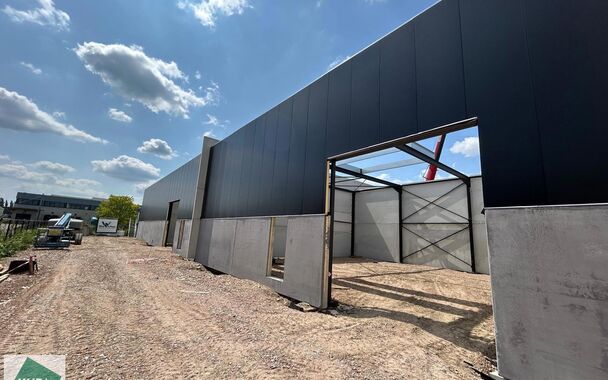 208m² loods met 1 parkeerplaats te huur in Kontich, gelegen in bedrijvenpark Heiveldekens, binnen de gouden driehoek (Antwerpen, Brussel en Gent). 
Vlotte bereikbaarheid, dichtbij de E19 en met een goede ontsluiting via de A12 en de R0 (ring rond Brussel