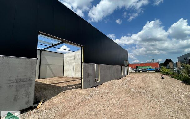 264m² loods met 1 parkeerplaats te huur in Kontich, gelegen in bedrijvenpark Heiveldekens, binnen de gouden driehoek (Antwerpen, Brussel en Gent). 
Vlotte bereikbaarheid, dichtbij de E19 en met een goede ontsluiting via de A12 en de R0 (ring rond Brussel