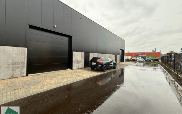 208m² loods met 1 parkeerplaats te huur in Kontich, gelegen in bedrijvenpark Heiveldekens, binnen de gouden driehoek (Antwerpen, Brussel en Gent). 
Vlotte bereikbaarheid, dichtbij de E19 en met een goede ontsluiting via de A12 en de R0 (ring rond Brussel