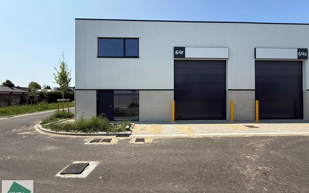 In de Vijverwegel te Melle bieden we een magazijn van 216 m² te huur aan, inclusief twee private parkeerplaatsen. Deze locatie is bijzonder strategisch gelegen aan de zuidrand van Gent, met een uitstekende ontsluiting richting de belangrijkste verkeers