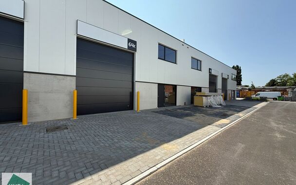 In de Vijverwegel te Melle bieden we een magazijn van 216 m² te huur aan, inclusief twee private parkeerplaatsen. Deze locatie is bijzonder strategisch gelegen aan de zuidrand van Gent, met een uitstekende ontsluiting richting de belangrijkste verkeers