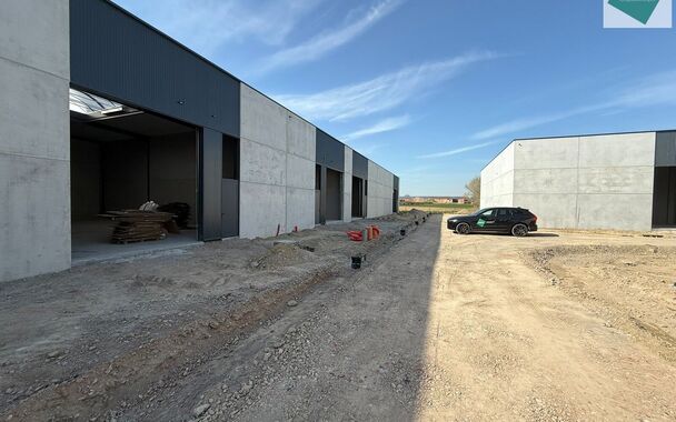 Ontdek deze gloednieuwe KMO-unit van 198m² aan de Brugsesteenweg 106 in Pittem. 
Dankzij de nabijheid van de N37 en vlotte verbindingen naar de E403 is dit pand perfect geschikt voor ondernemers die efficiëntie en toegankelijkheid combineren.
De loods v