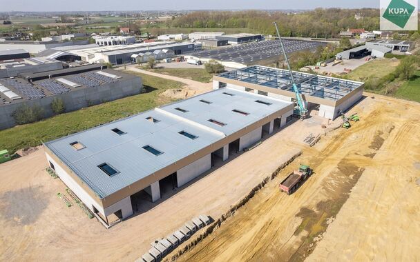 In het nieuwe bedrijvenpark “Thea” biedt KUPA IMMO nieuwe magazijnen te huur aan.
De Careelstraat ligt in het zuiden van Tielt, in een zone die vooral gericht is op KMO’s, logistiek en ambachtelijke bedrijven. De site bevindt zich op slechts 2 à 3 