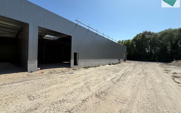 Langs de Pathoekeweg in Brugge verrijst binnenkort het KMO Park PORTIS, dit op de voormalige Philipssite. Met 49 afgewerkte KMO-Units, variërend van 199m² tot 1183m², verdeeld over nieuwbouw en vernieuwbouw bedrijfsgebouwen, biedt Portis een moderne en