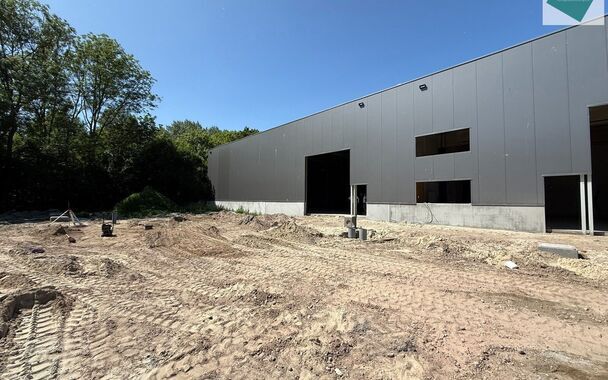 Langs de Pathoekeweg in Brugge verrijst binnenkort het KMO Park PORTIS, dit op de voormalige Philipssite. Met 49 afgewerkte KMO-Units, variërend van 199m² tot 1183m², verdeeld over nieuwbouw en vernieuwbouw bedrijfsgebouwen, biedt Portis een moderne en