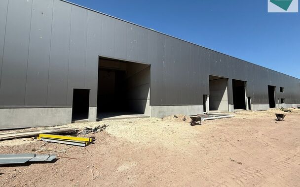 Langs de Pathoekeweg in Brugge verrijst binnenkort het KMO Park PORTIS, dit op de voormalige Philipssite. Met 49 afgewerkte KMO-Units, variërend van 199m² tot 1183m², verdeeld over nieuwbouw en vernieuwbouw bedrijfsgebouwen, biedt Portis een moderne en