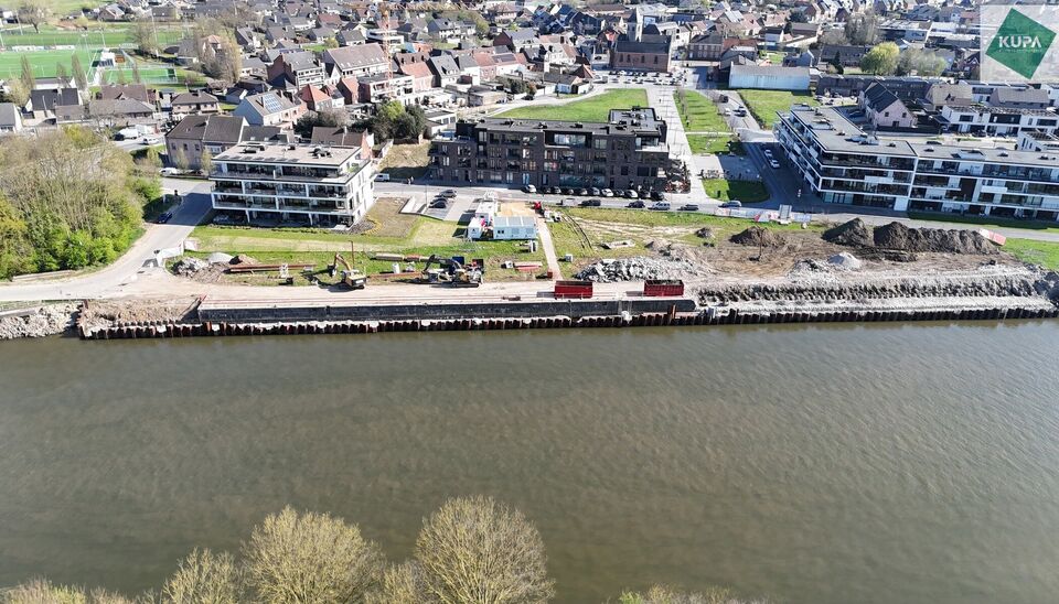 In de recente residentie Leieoevers II bevindt zich dit lichtrijk en modern éénslaapkamer appartement met een adembenemend zicht op de Leie. Het appartement is perfect onderhouden en combineert comfort met een unieke ligging aan het water.
Het apparteme