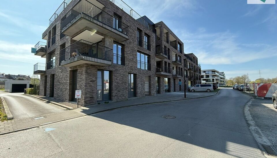 In de recente residentie Leieoevers II bevindt zich dit lichtrijk en modern éénslaapkamer appartement met een adembenemend zicht op de Leie. Het appartement is perfect onderhouden en combineert comfort met een unieke ligging aan het water.
Het apparteme