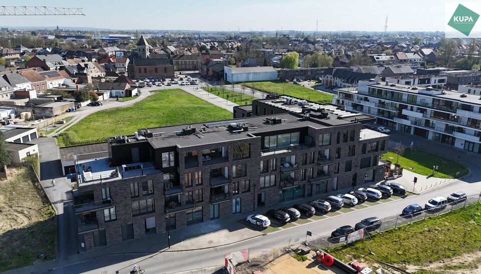 In de recente residentie Leieoevers II bevindt zich dit lichtrijk en modern éénslaapkamer appartement met een adembenemend zicht op de Leie. Het appartement is perfect onderhouden en combineert comfort met een unieke ligging aan het water.
Het apparteme