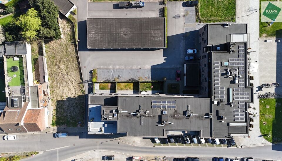 In de recente residentie Leieoevers II bevindt zich dit lichtrijk en modern éénslaapkamer appartement met een adembenemend zicht op de Leie. Het appartement is perfect onderhouden en combineert comfort met een unieke ligging aan het water.
Het apparteme