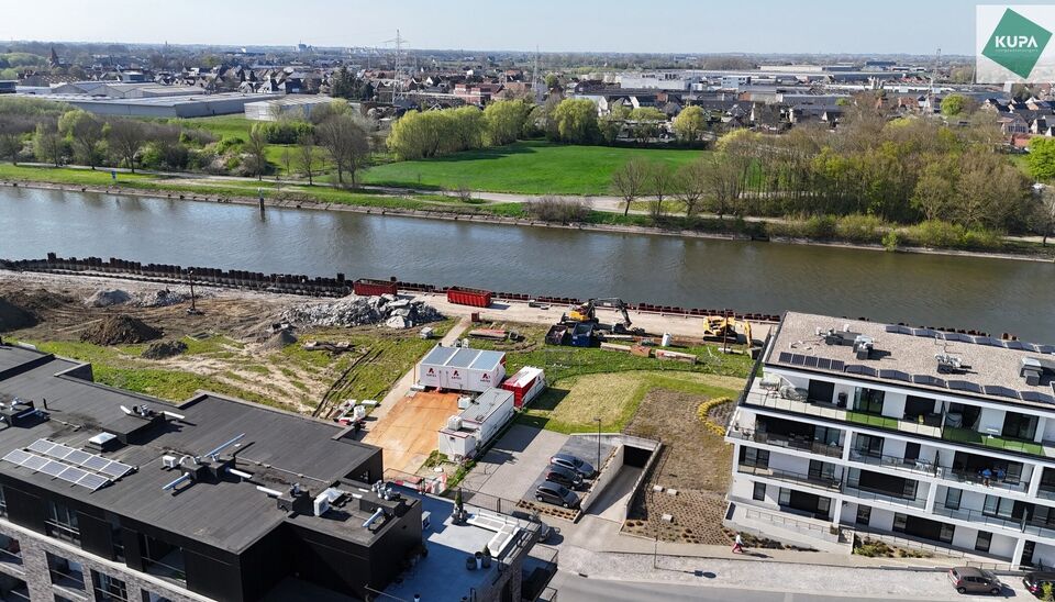 In de recente residentie Leieoevers II bevindt zich dit lichtrijk en modern éénslaapkamer appartement met een adembenemend zicht op de Leie. Het appartement is perfect onderhouden en combineert comfort met een unieke ligging aan het water.
Het apparteme