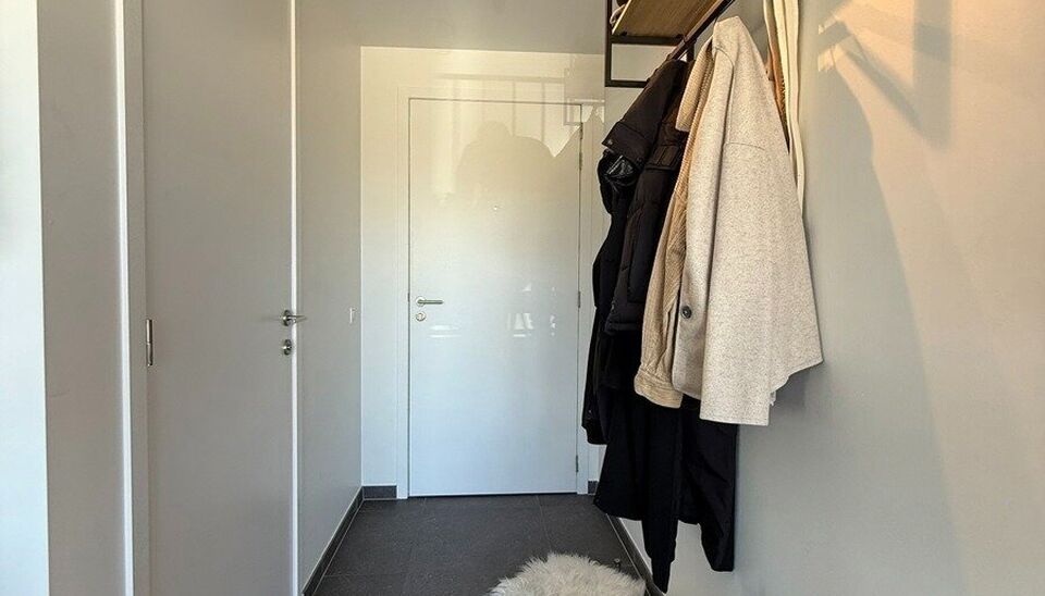 In de recente residentie Leieoevers II bevindt zich dit lichtrijk en modern éénslaapkamer appartement met een adembenemend zicht op de Leie. Het appartement is perfect onderhouden en combineert comfort met een unieke ligging aan het water.
Het apparteme