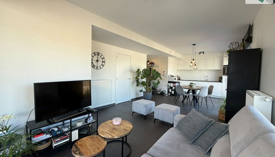 In de recente residentie Leieoevers II bevindt zich dit lichtrijk en modern éénslaapkamer appartement met een adembenemend zicht op de Leie. Het appartement is perfect onderhouden en combineert comfort met een unieke ligging aan het water.
Het apparteme