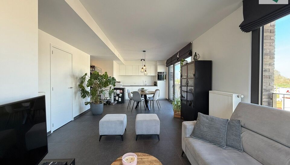 In de recente residentie Leieoevers II bevindt zich dit lichtrijk en modern éénslaapkamer appartement met een adembenemend zicht op de Leie. Het appartement is perfect onderhouden en combineert comfort met een unieke ligging aan het water.
Het apparteme